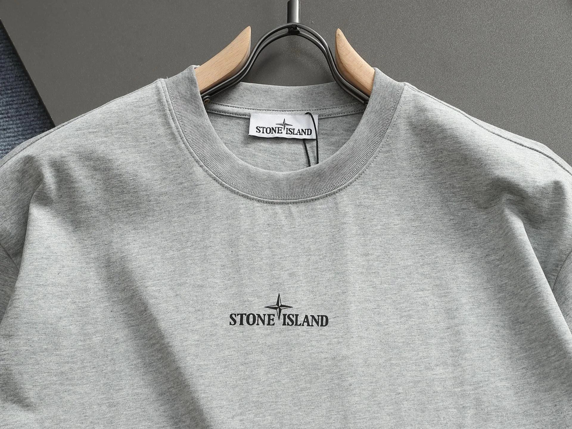 🅿️170 Stone Island 2025FW new autumn and winter geometric print short-sleeved base T-shirt. Pure background color with the brand's iconic compass logo + geometric line printing on the back, which is very cool and recognizable. The basic round neck version is suitable for various body shapes, the fabric is soft and breathable, and multiple colors are available. It is suitable for daily outings/casual wear, and can be easily worn on the street. Color: gray white Size: XSSML